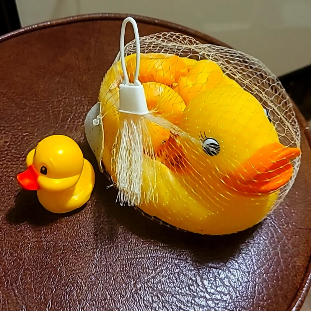 Rubber ducks - Picture 1 of 3